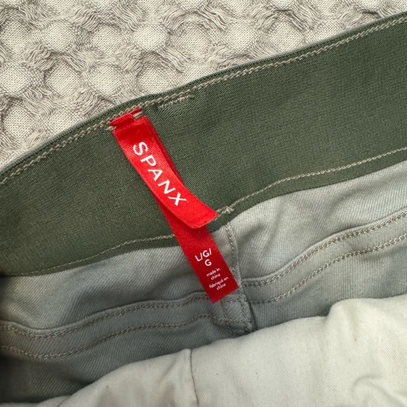 SPANX STRETCH TWILL SHORTS - Picture 4 of 4